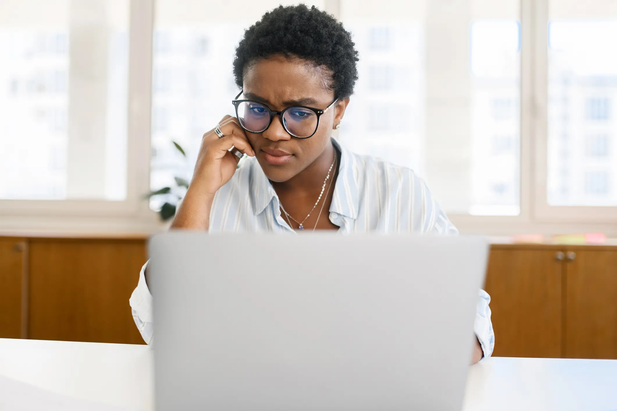 pensive-woman-at-laptop